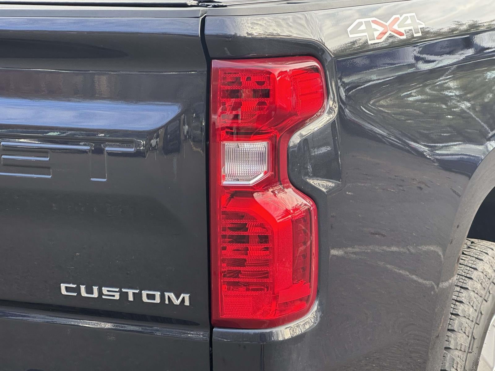 2022 Chevrolet Silverado 1500 4WD Crew Cab Standard Bed Custom