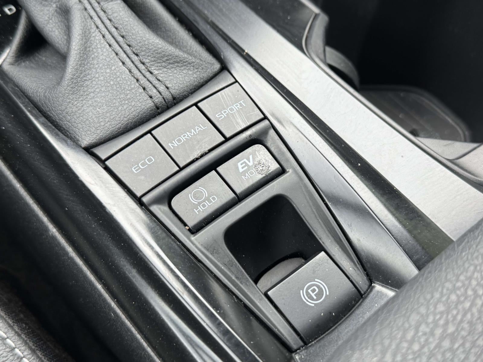 2025 Toyota Camry SE - Photo 15