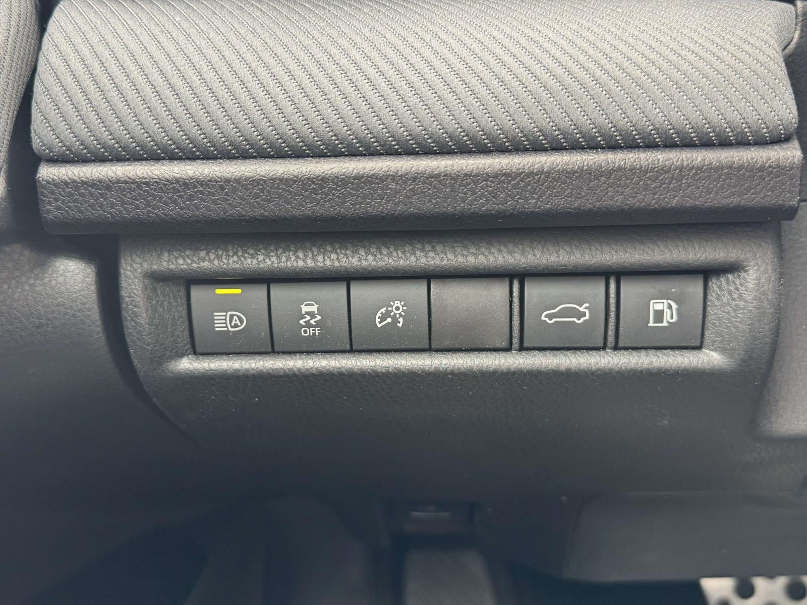 2025 Toyota Camry SE - Photo 27