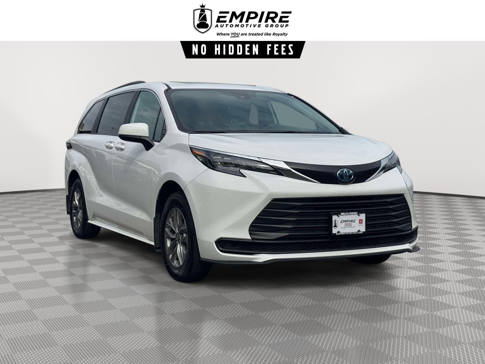 2025 Toyota Sienna LE 8-Passenger Hybrid AWD's photo