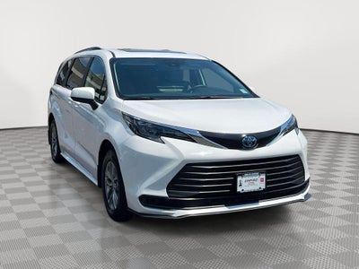 2025 Toyota Sienna LE