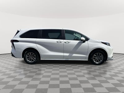 2023 Toyota Sienna LE